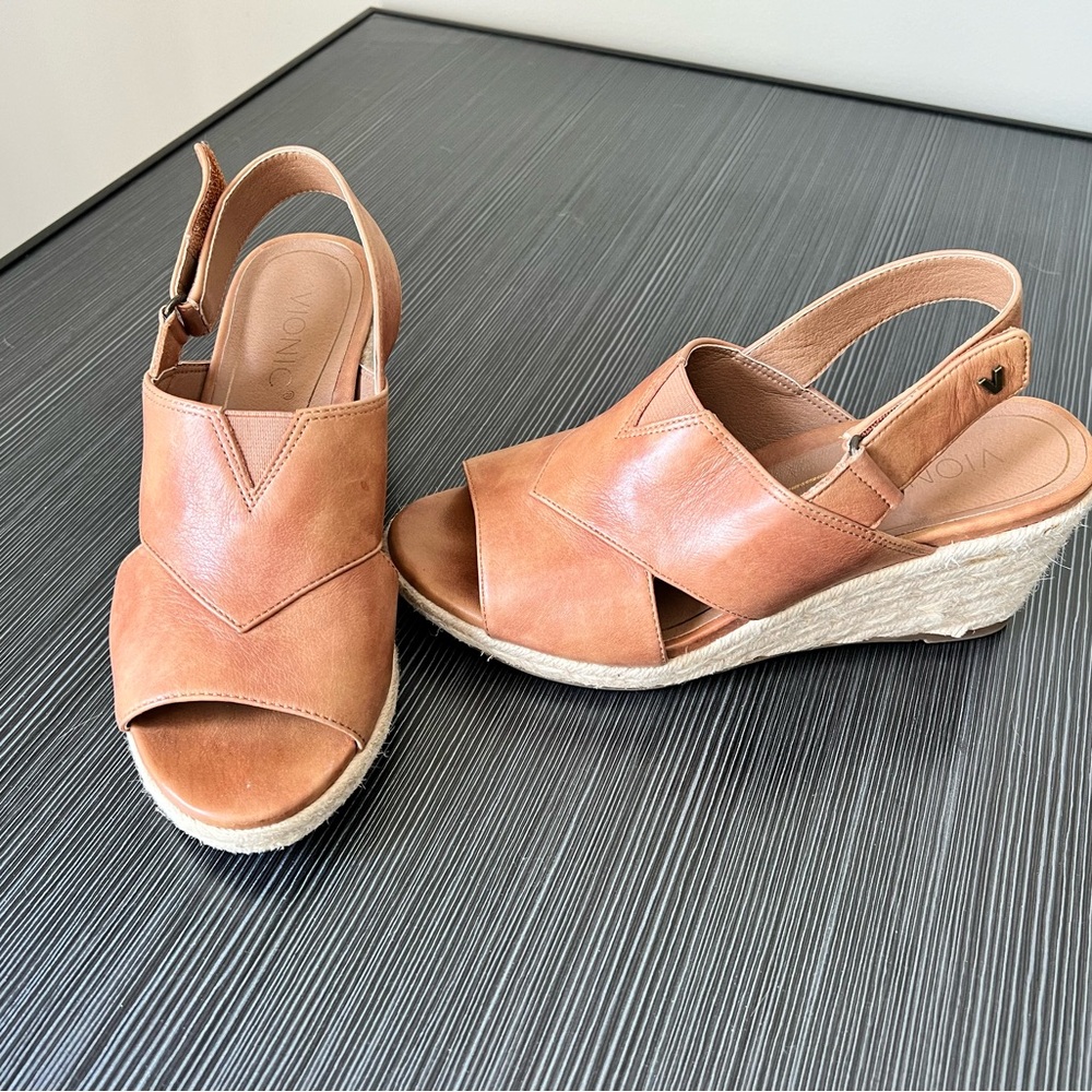 Vionic leather espadrilles. Good preowned condition. Size 7